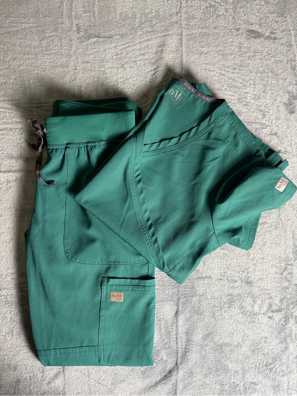 SoMi by AUW  Green Scrub Set - Top & Pant..Pants Small Top Medium